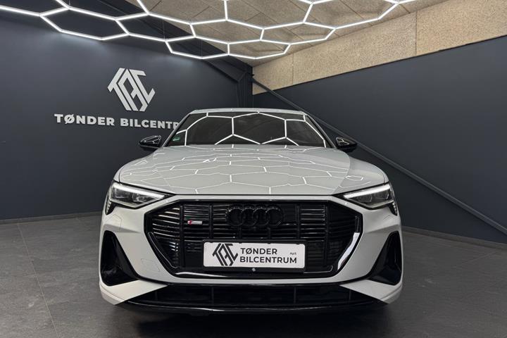 Hvid Audi e-tron fra 2022