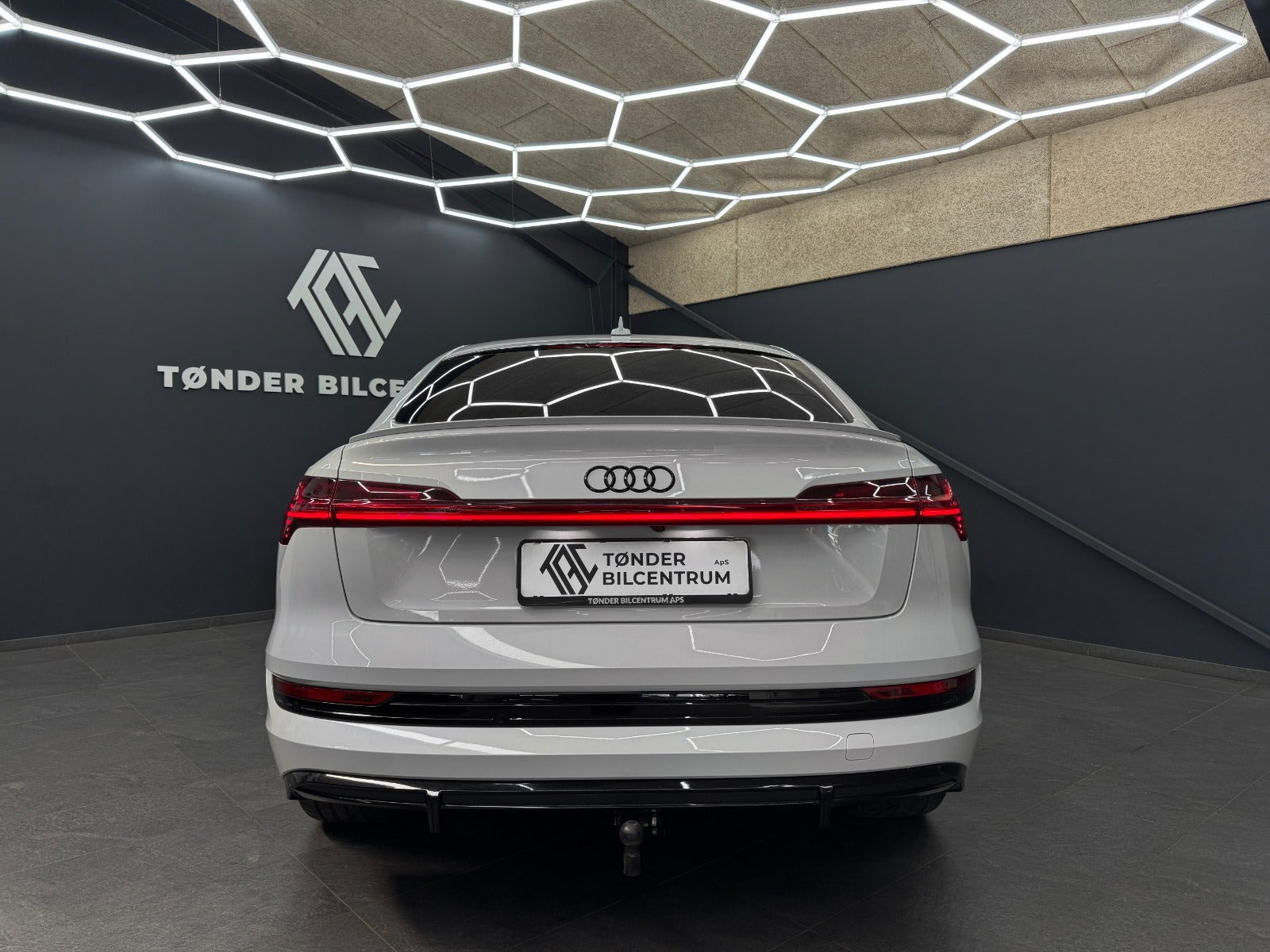 Hvid Audi e-tron fra 2022