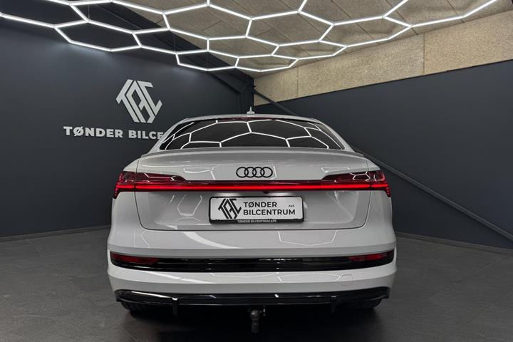 Hvid Audi e-tron fra 2022