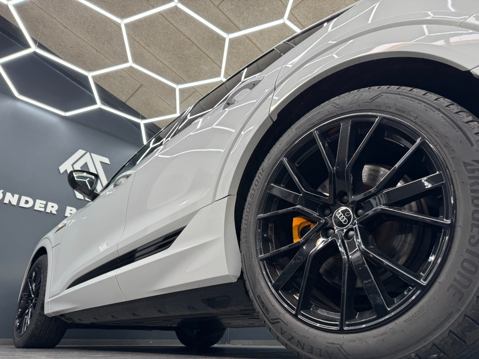 Hvid Audi e-tron fra 2022