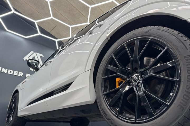 Hvid Audi e-tron fra 2022