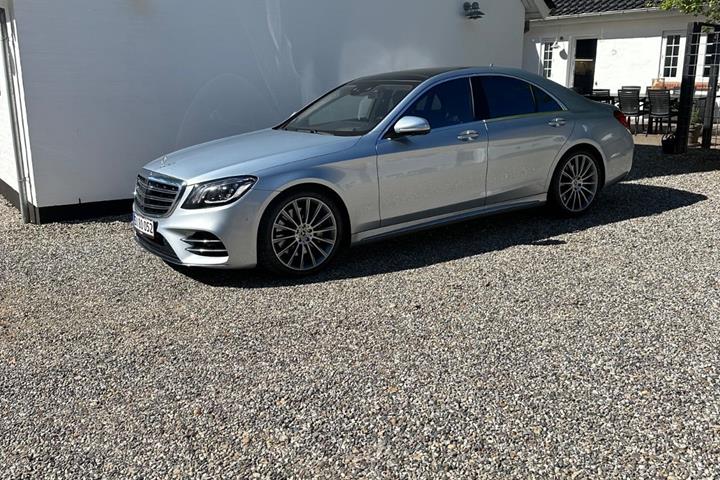 Grå Mercedes S560 fra 2017 set udefra