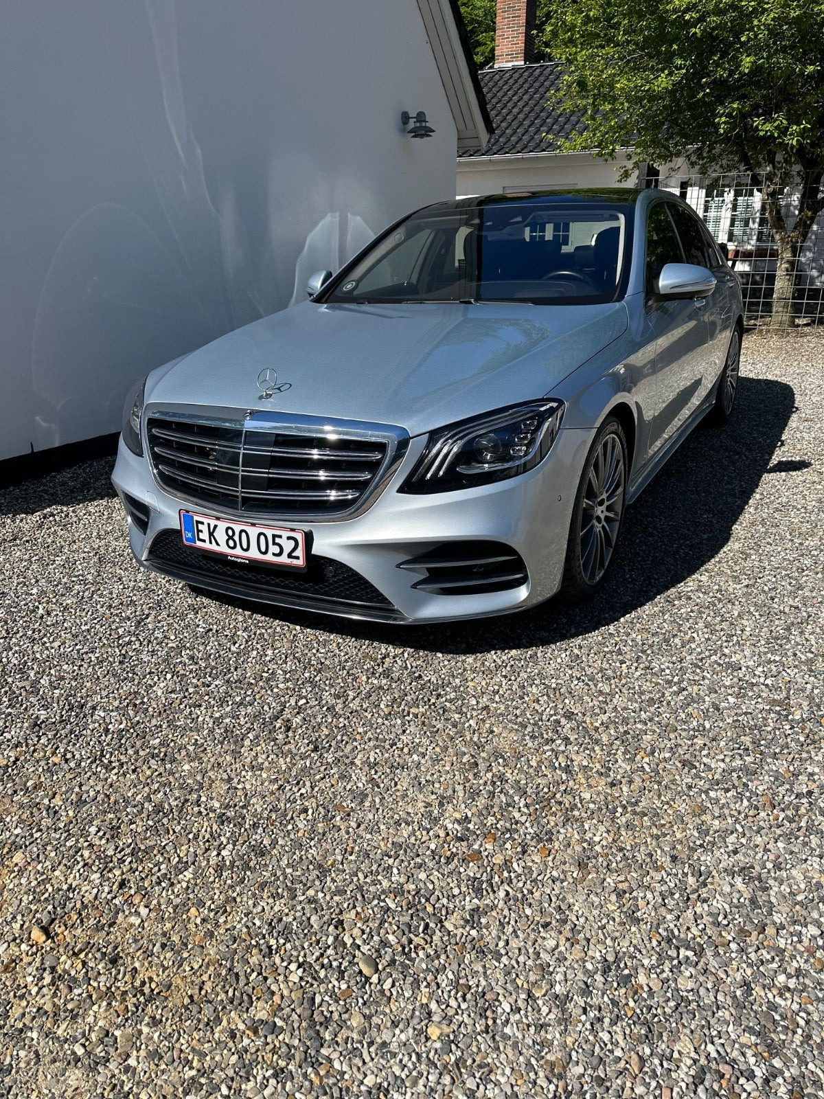 Grå Mercedes S560 fra 2017 set udefra