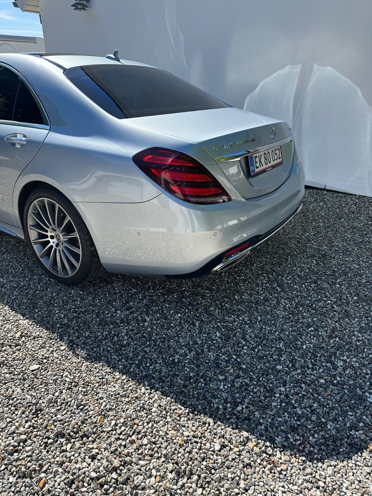 Grå Mercedes S560 fra 2017 set udefra
