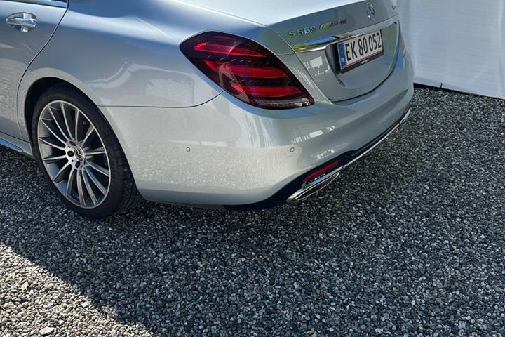 Grå Mercedes S560 fra 2017 set udefra