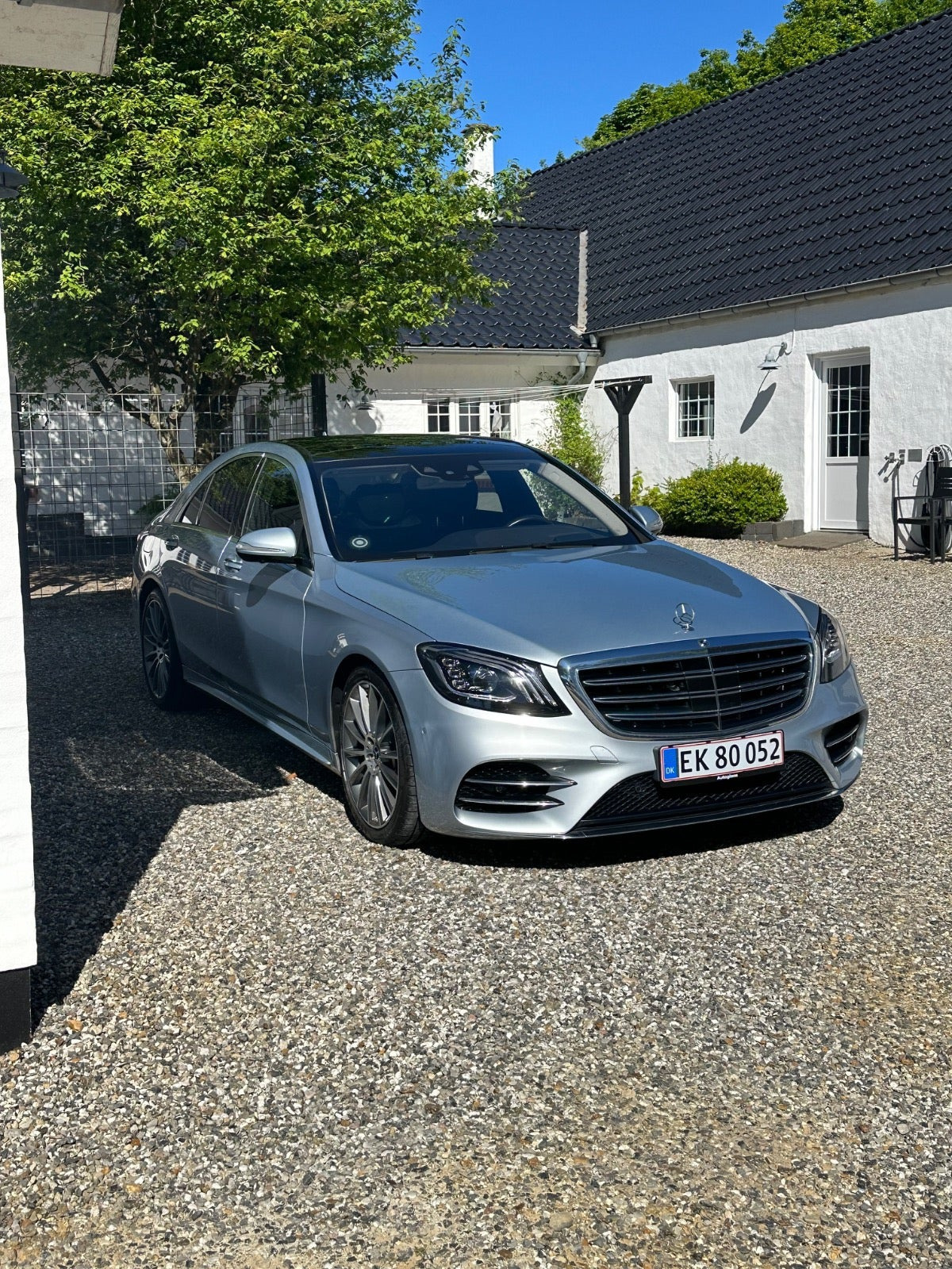 Grå Mercedes S560 fra 2017 set udefra
