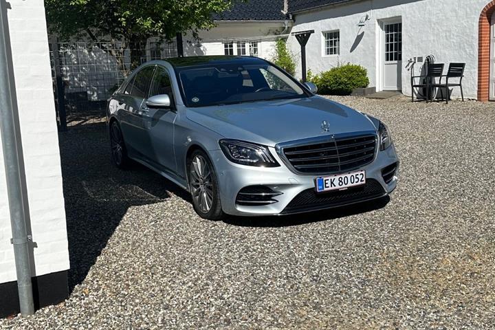 Grå Mercedes S560 fra 2017 set udefra