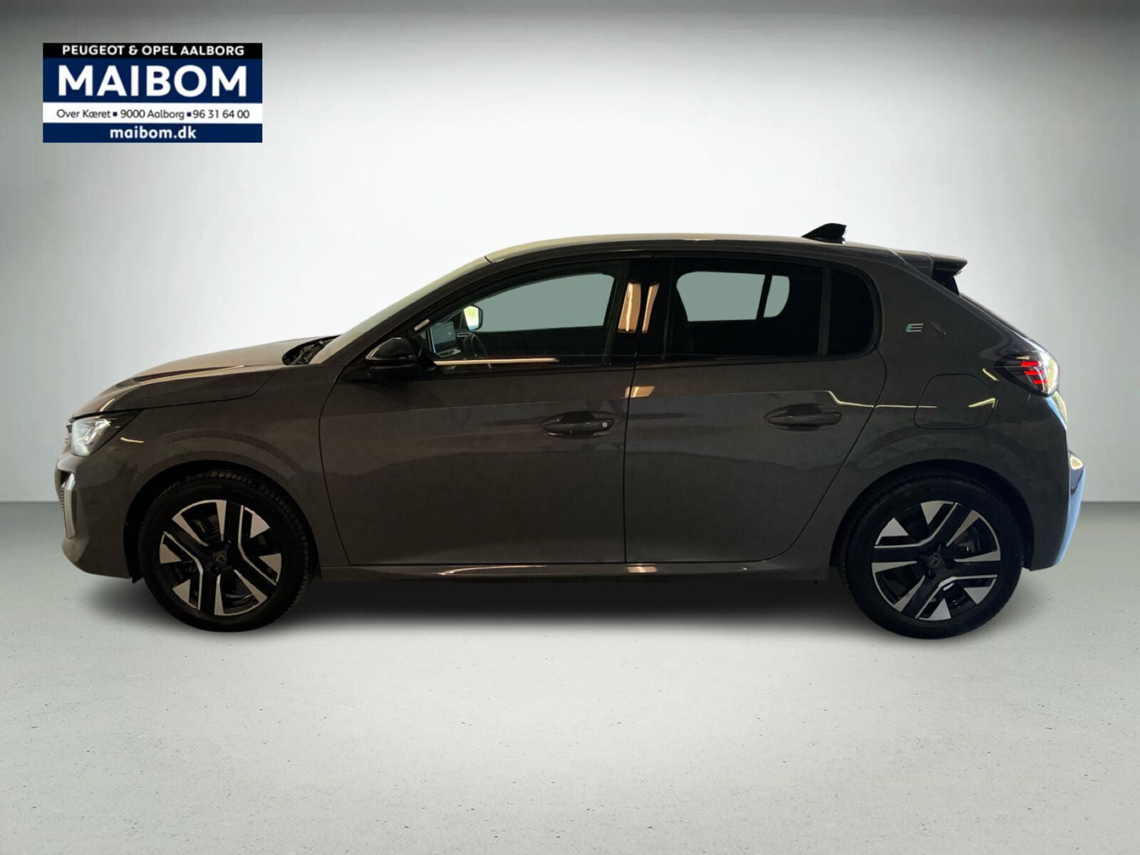 Grå Peugeot e-208 fra 2023