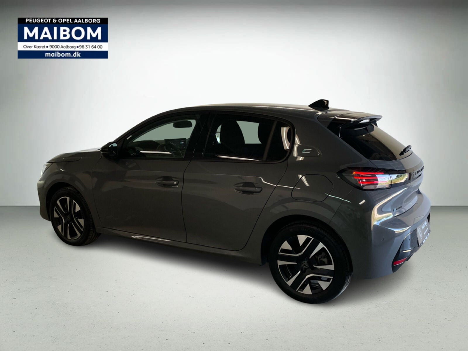 Grå Peugeot e-208 fra 2023
