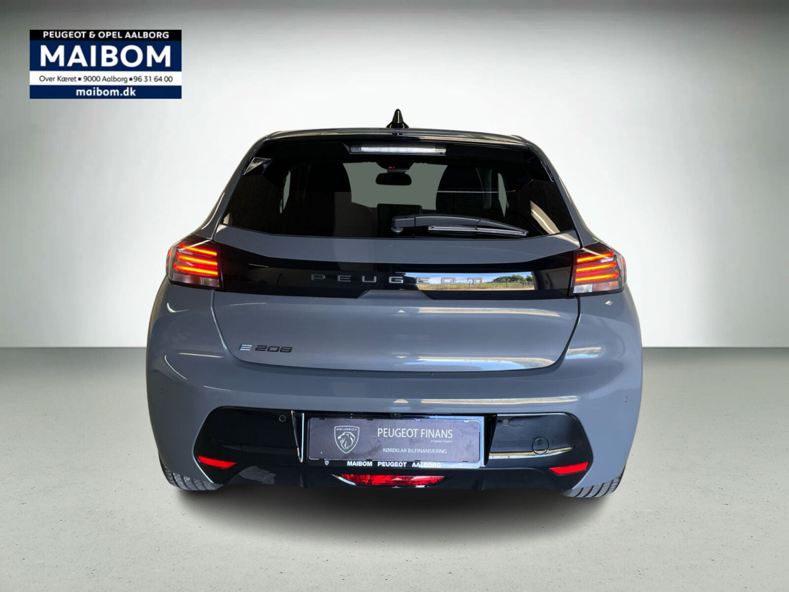 Grå Peugeot e-208 fra 2023