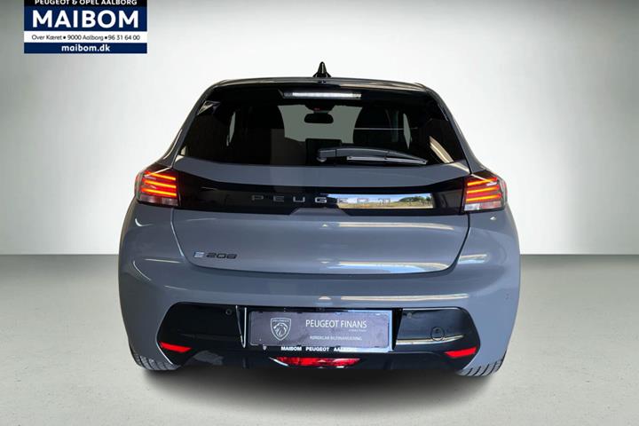 Grå Peugeot e-208 fra 2023