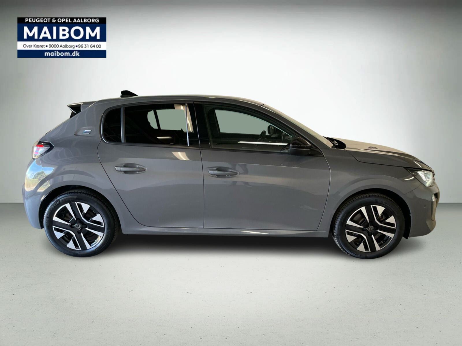 Grå Peugeot e-208 fra 2023