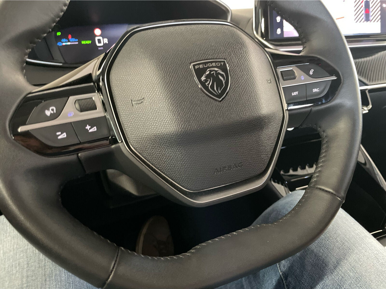 Grå Peugeot e-208 fra 2023