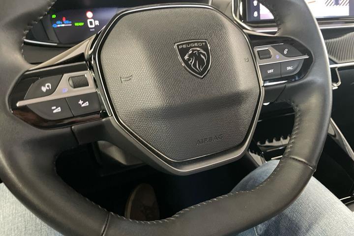 Grå Peugeot e-208 fra 2023