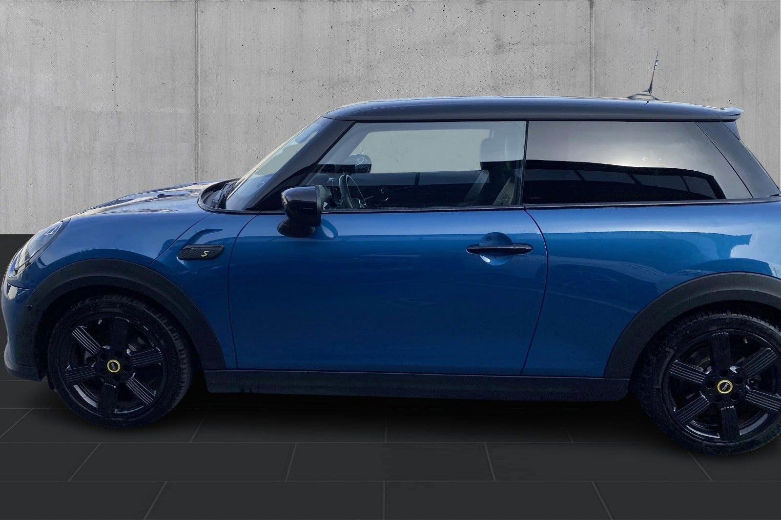 Blå Mini Cooper SE fra 2023
