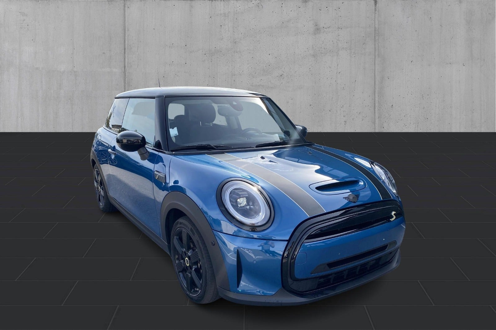 Blå Mini Cooper SE fra 2023