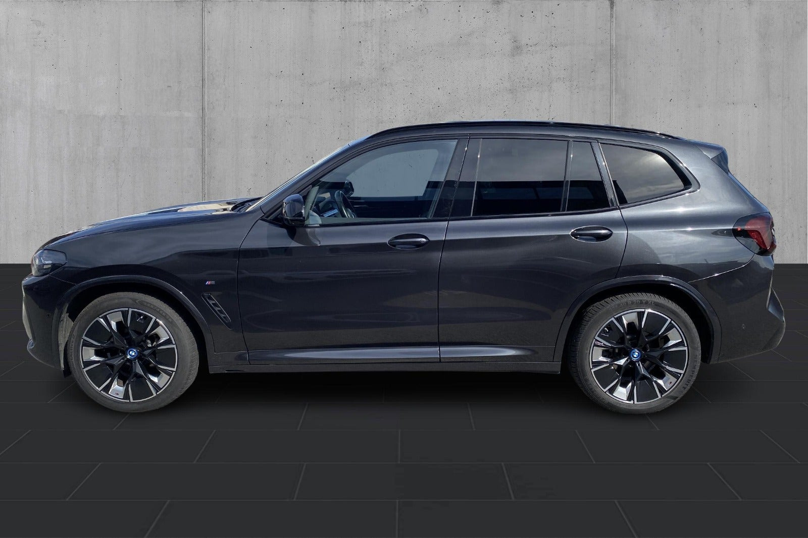 Grå BMW iX3 fra 2023