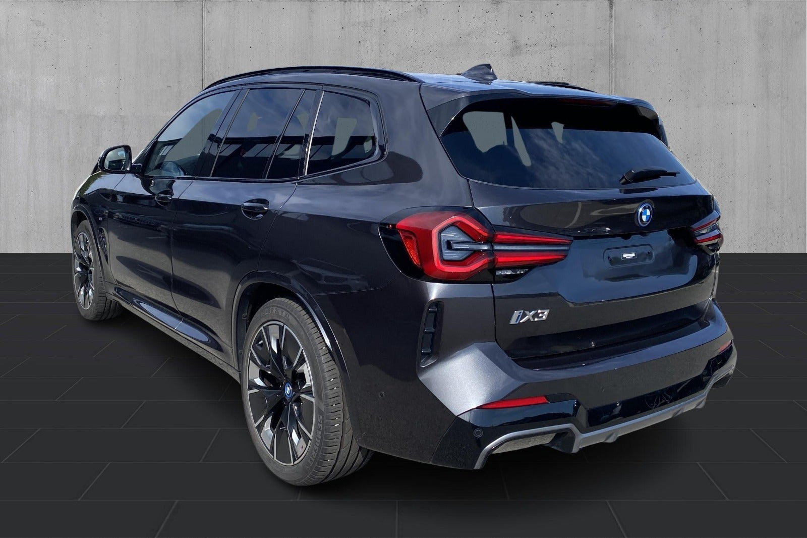 Grå BMW iX3 fra 2023