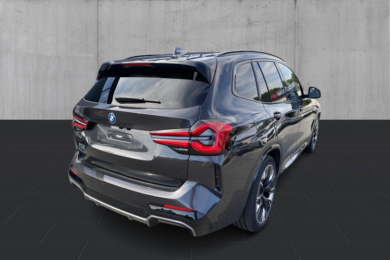 Grå BMW iX3 fra 2023