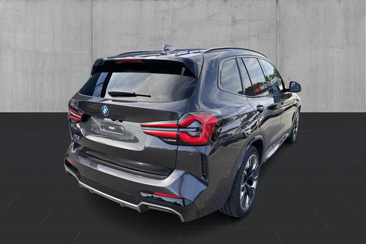 Grå BMW iX3 fra 2023