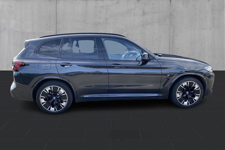 Grå BMW iX3 fra 2023