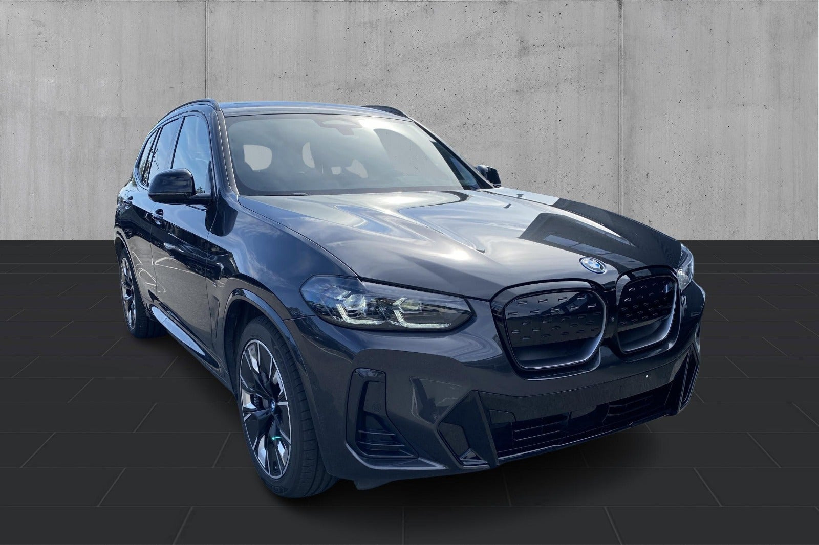 Grå BMW iX3 fra 2023