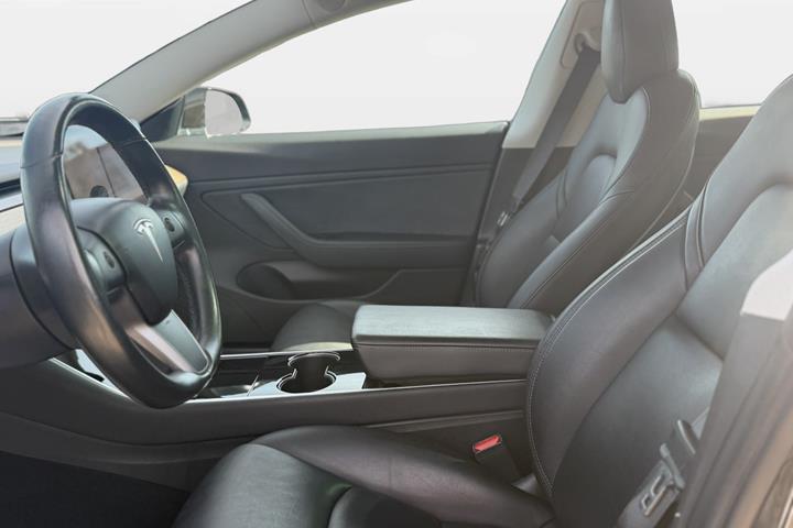 Sort Tesla Model 3 fra 2019