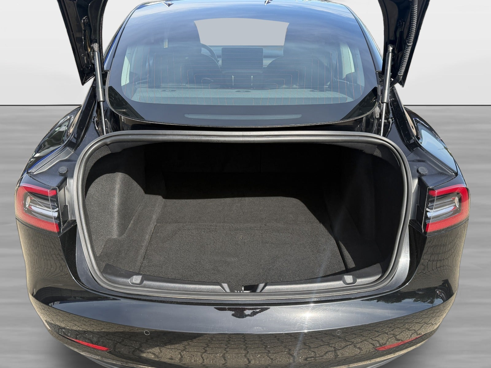 Sort Tesla Model 3 fra 2019