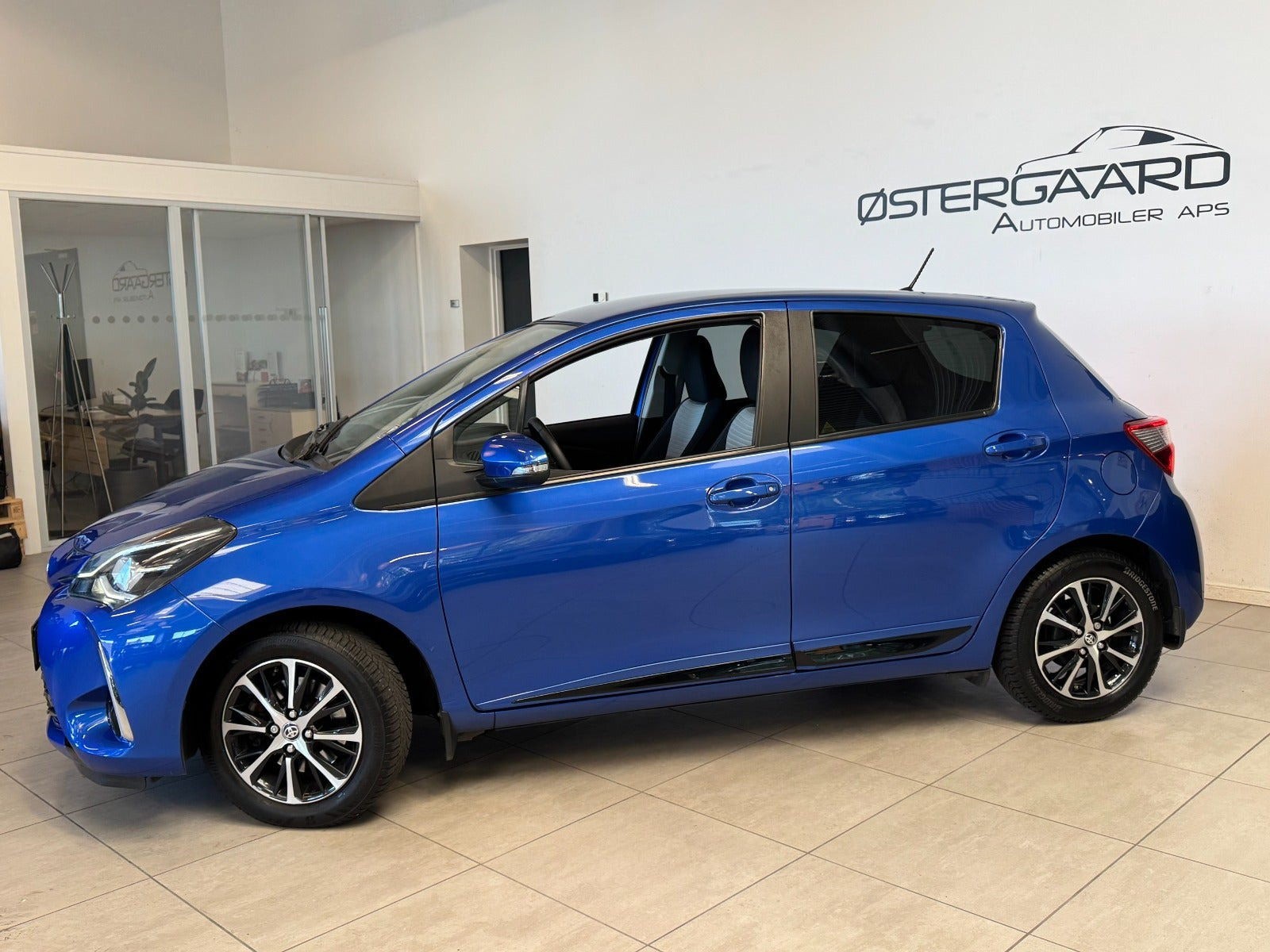 Blå Toyota Yaris fra 2019