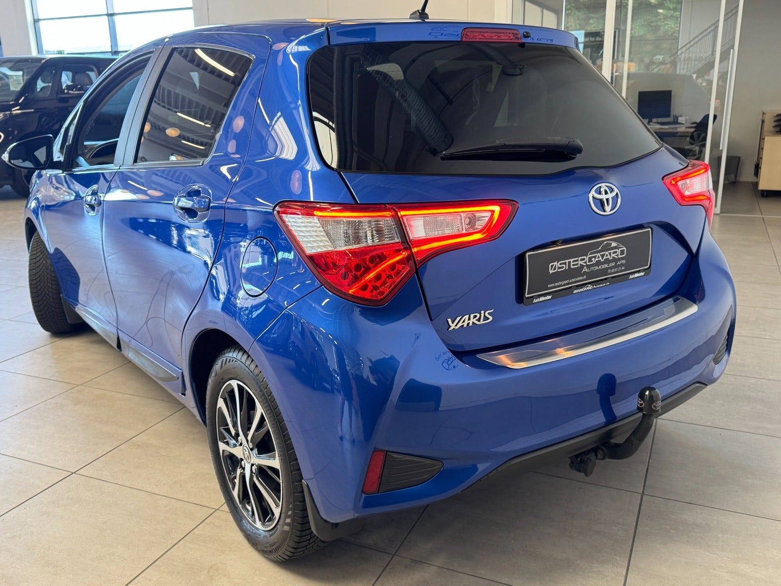 Blå Toyota Yaris fra 2019