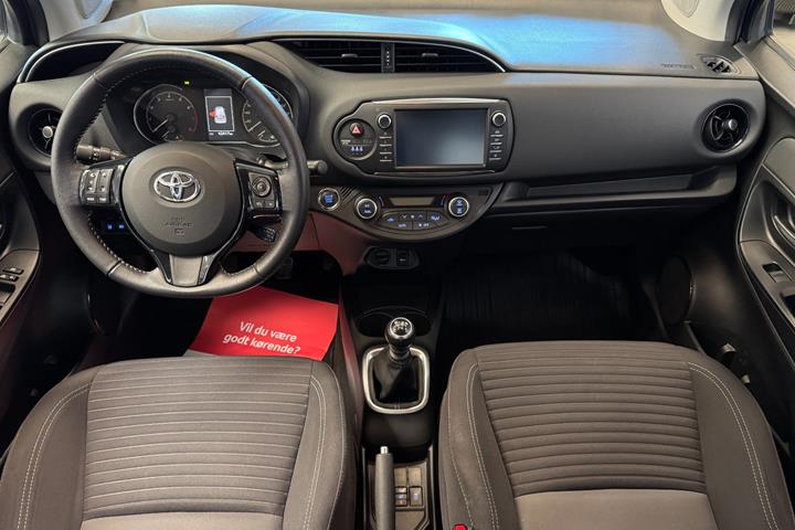 Blå Toyota Yaris fra 2019