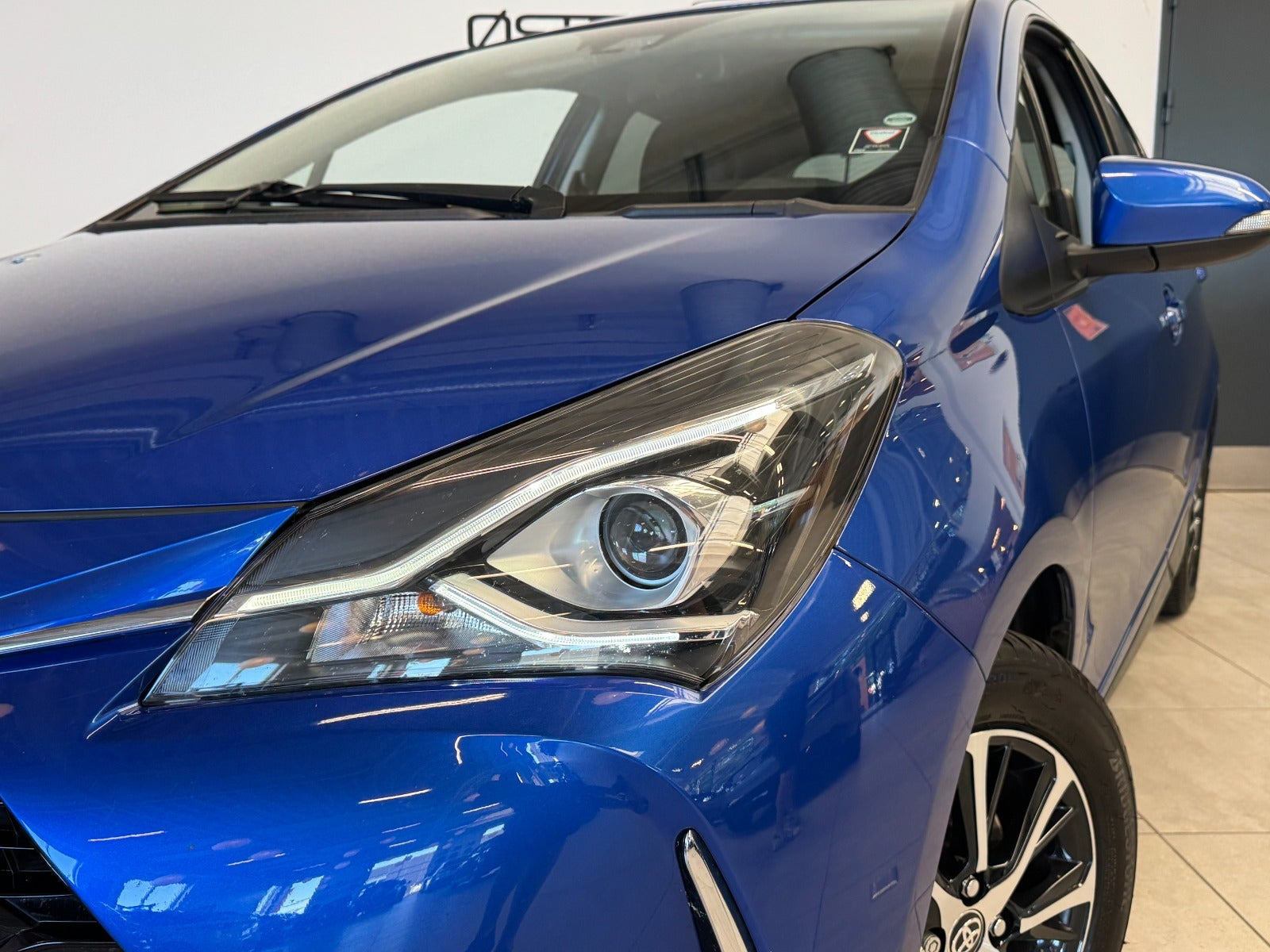Blå Toyota Yaris fra 2019