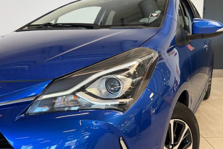 Blå Toyota Yaris fra 2019