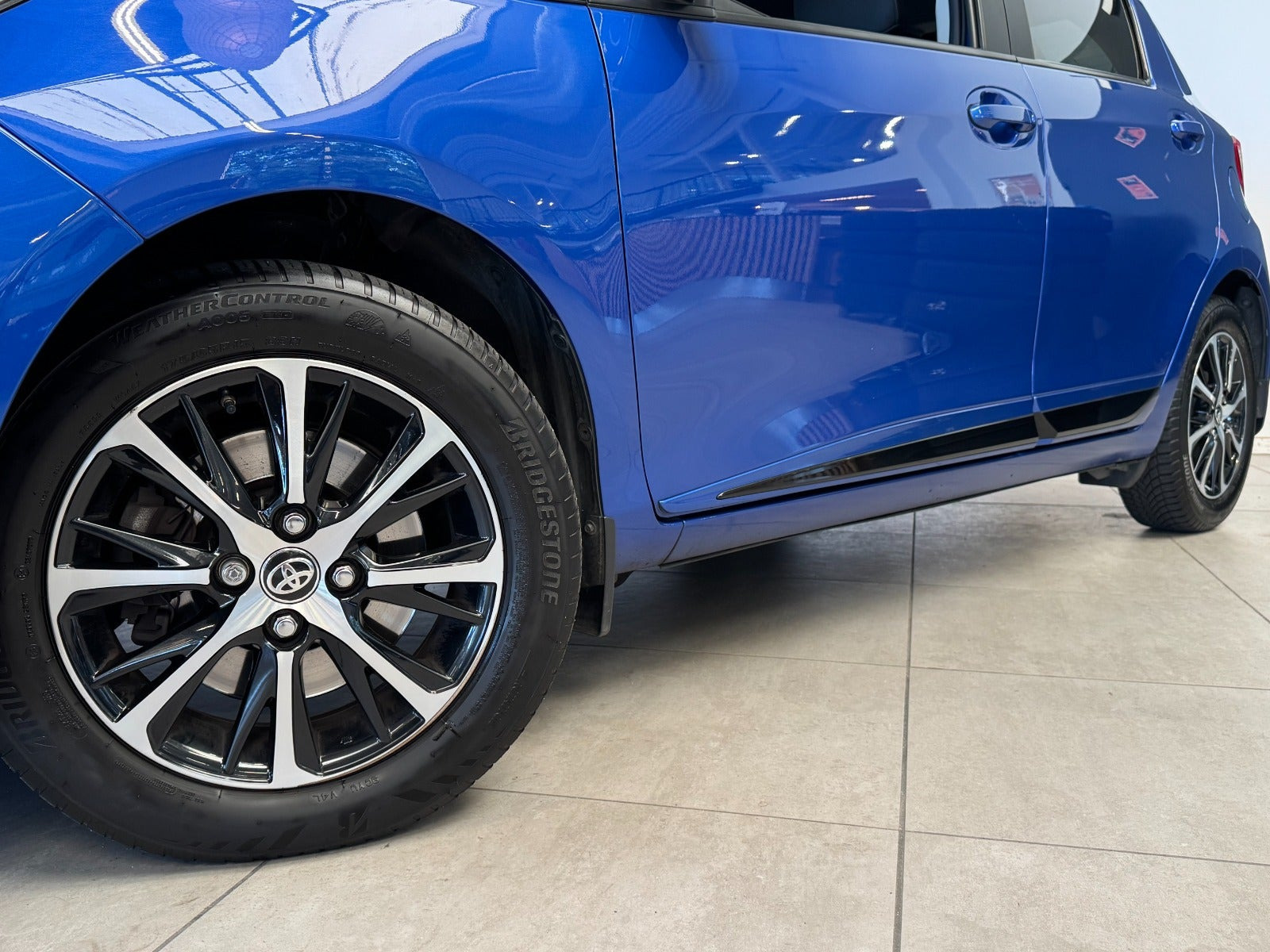 Blå Toyota Yaris fra 2019