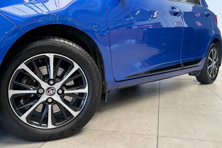 Blå Toyota Yaris fra 2019