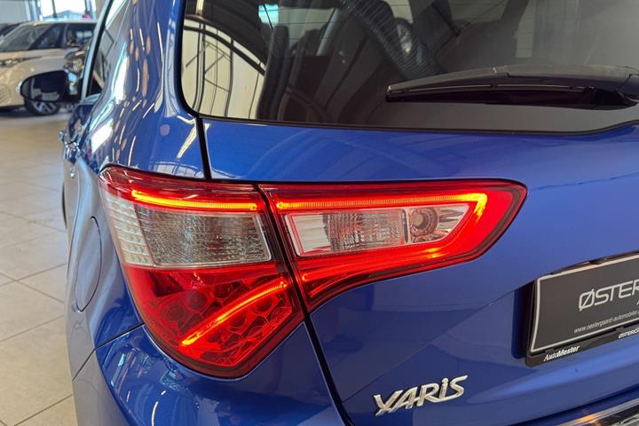 Blå Toyota Yaris fra 2019