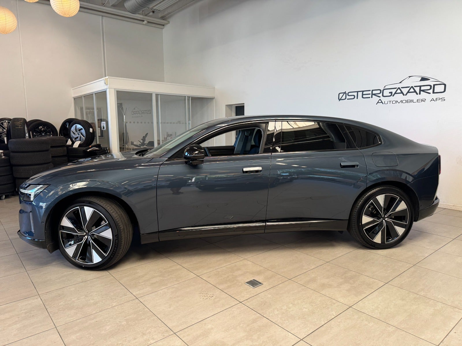 Blå Volvo ES90 fra 2026