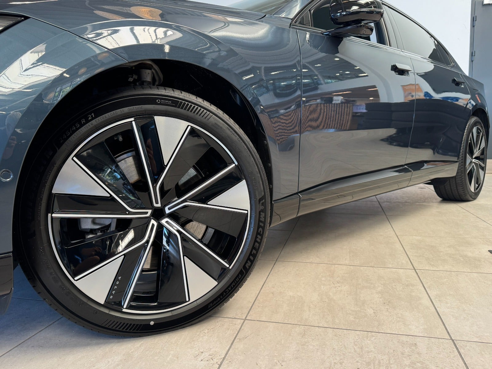 Blå Volvo ES90 fra 2026
