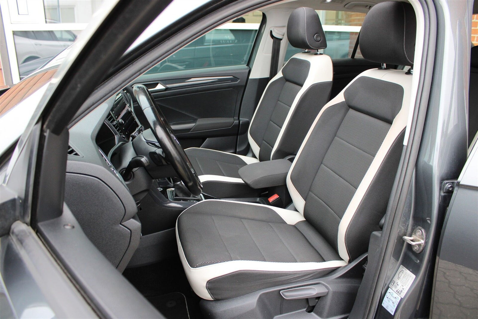 Grå VW T-Roc fra 2019