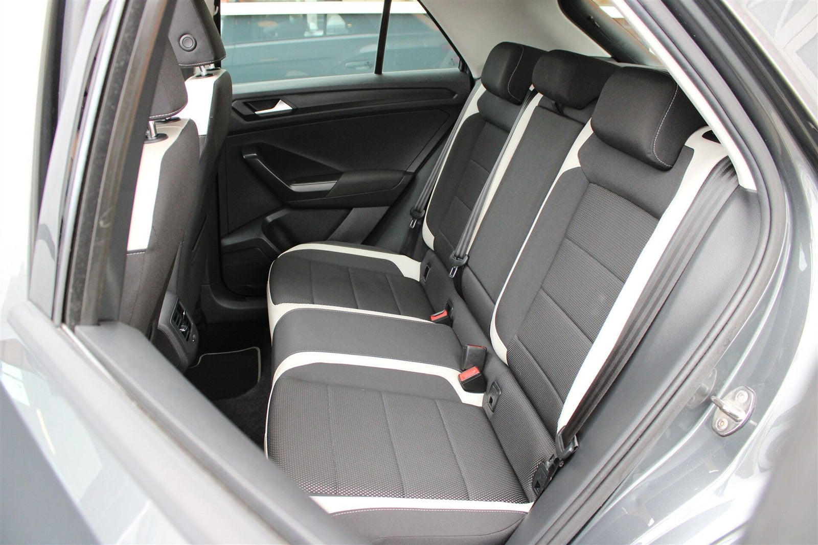 Grå VW T-Roc fra 2019