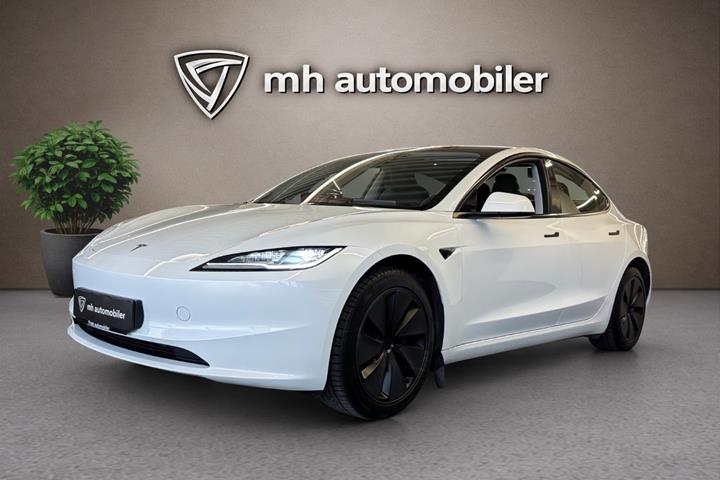 Hvid Tesla Model 3 fra 2024