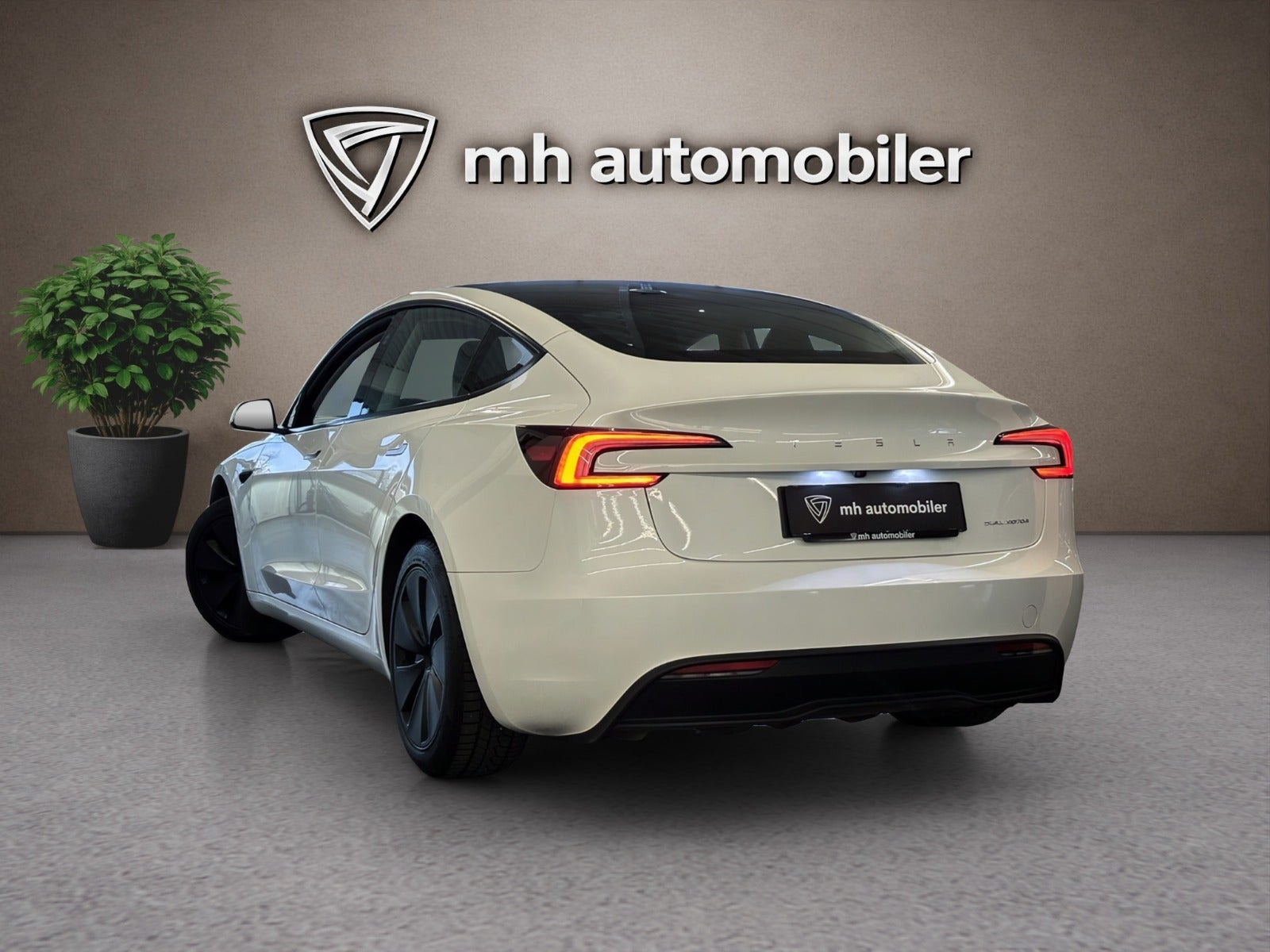 Hvid Tesla Model 3 fra 2024