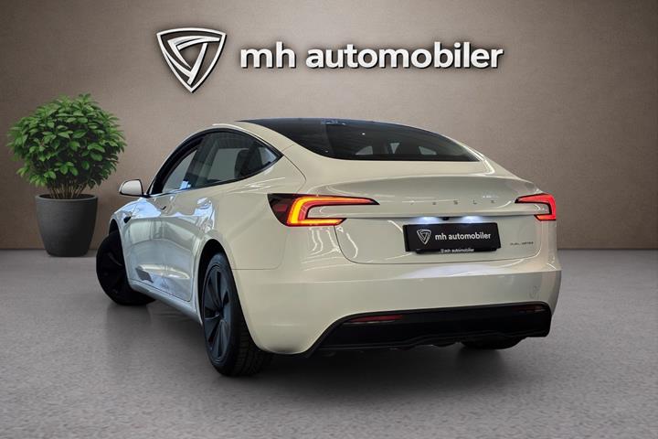 Hvid Tesla Model 3 fra 2024