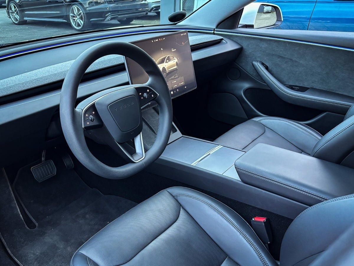 Hvid Tesla Model 3 fra 2024