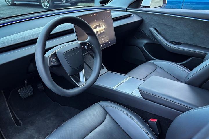 Hvid Tesla Model 3 fra 2024