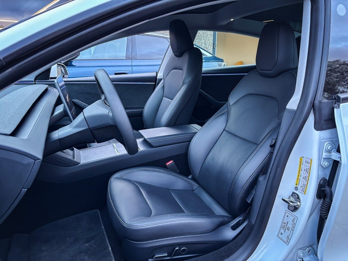 Hvid Tesla Model 3 fra 2024