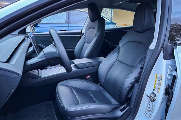 Hvid Tesla Model 3 fra 2024