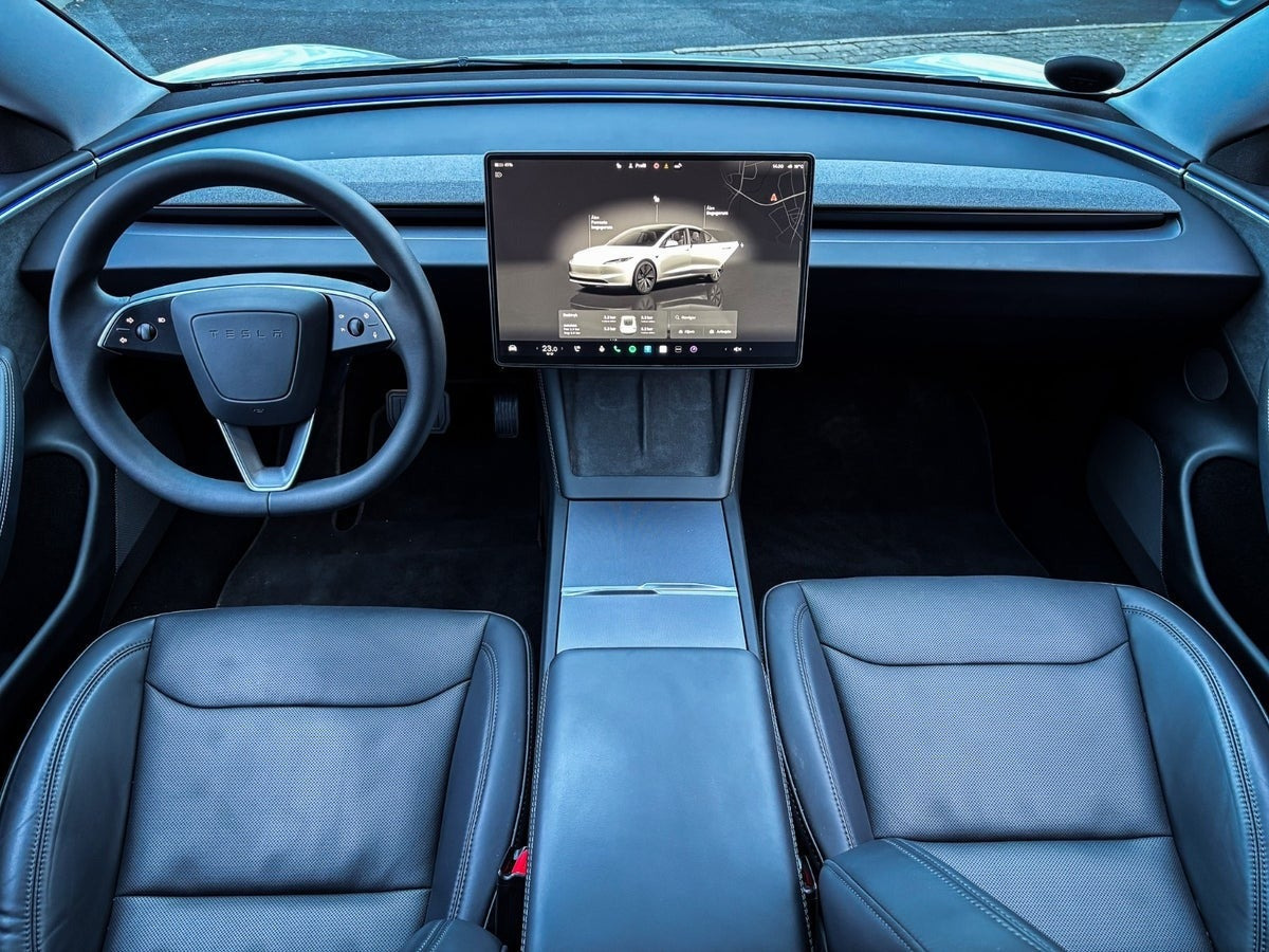 Hvid Tesla Model 3 fra 2024