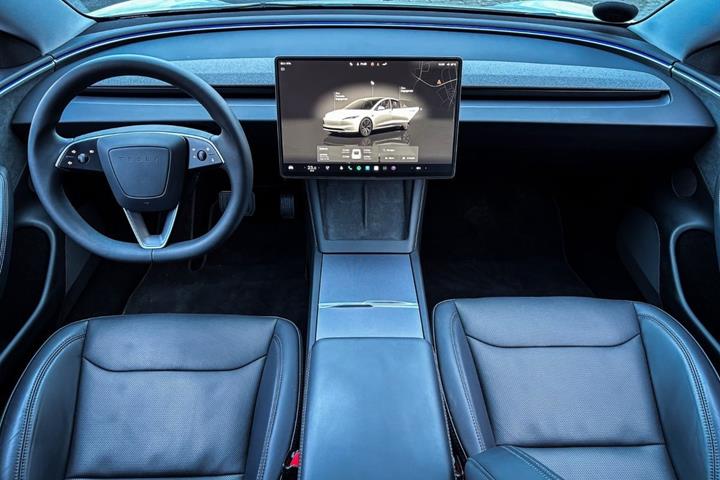 Hvid Tesla Model 3 fra 2024