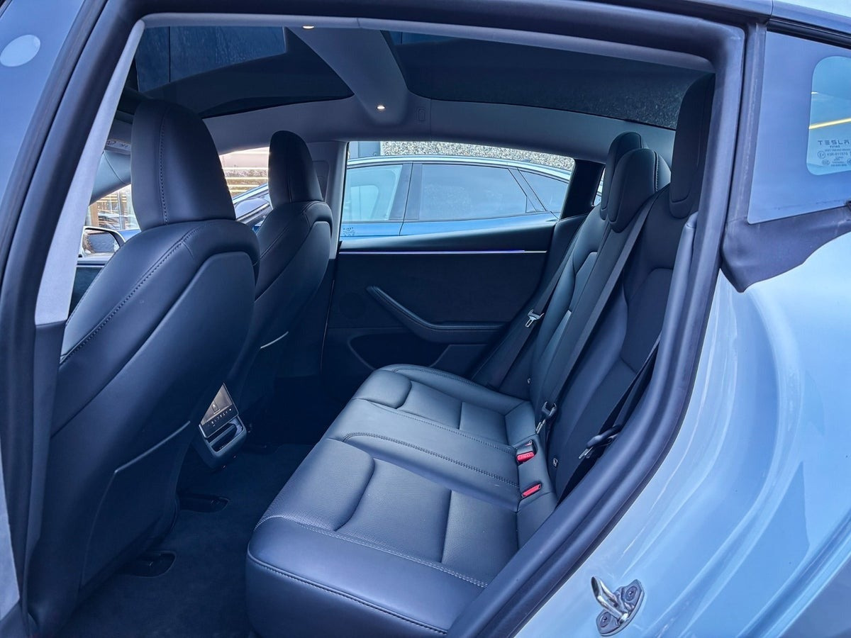 Hvid Tesla Model 3 fra 2024